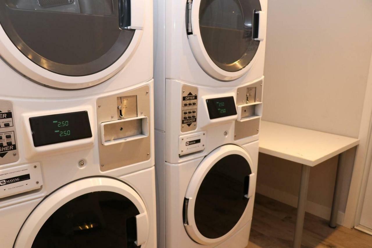 A Stylish Stay W/ A Queen Bed, Heated Floors.. #15 Brookline Eksteriør bilde