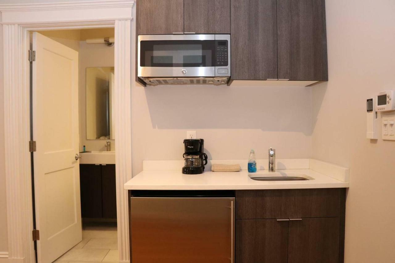 A Stylish Stay W/ A Queen Bed, Heated Floors.. #15 Brookline Eksteriør bilde
