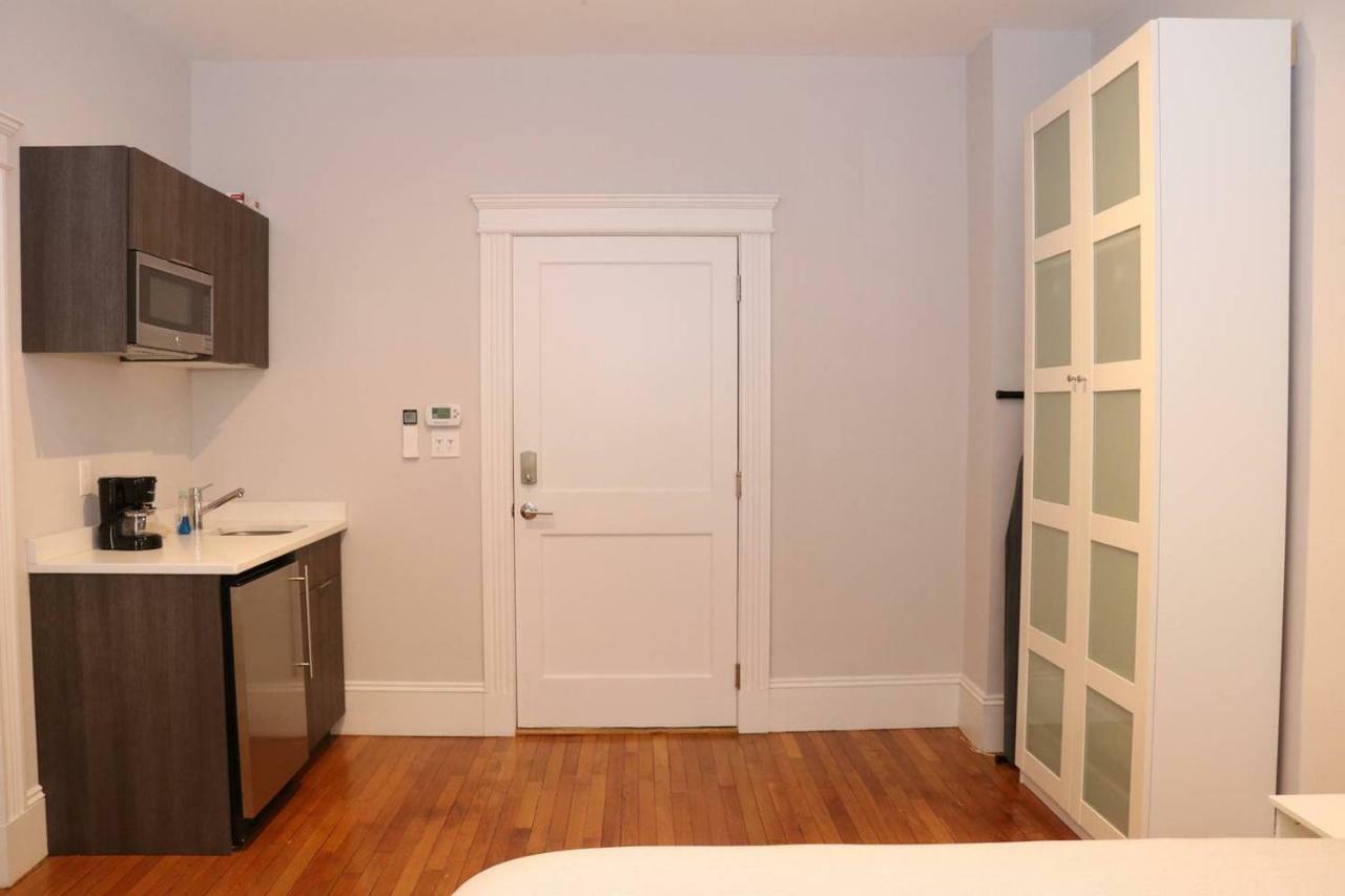 A Stylish Stay W/ A Queen Bed, Heated Floors.. #15 Brookline Eksteriør bilde